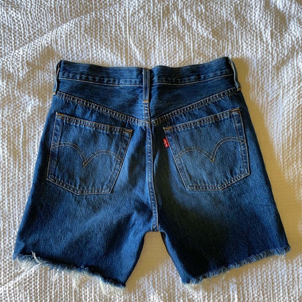 Levi’s Shorts Mid Thigh
